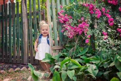 Ein fröhliches Kind im Garten