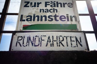 In die Jahre gekommen: Ein Schild nahe der Fähre nach Lahnstein. (Foto: Piel media)