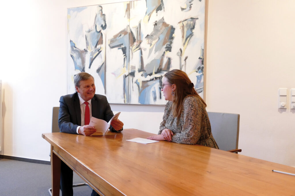 Dr. Ulrich Kleemann, Präsident der SGD Nord, im Interview mit „Wir sind Heimat“-Autorin Lena Pröhl. (Foto: Katja Nolles)
