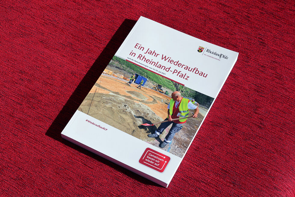 Ein Jahr nach der Naturkatastrophe am 14./15. Juli 2021 hat die Landesregierung Rheinland-Pfalz eine ausführliche Broschüre zum Wiederaufbau vorgelegt.