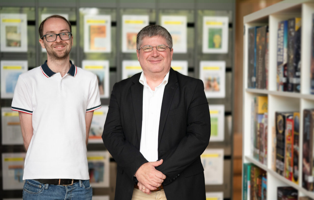 Professor Jochen Leidner und Mitarbeiter Tim Menzner (Foto: Natalie Schalk, Hochschule Coburg)