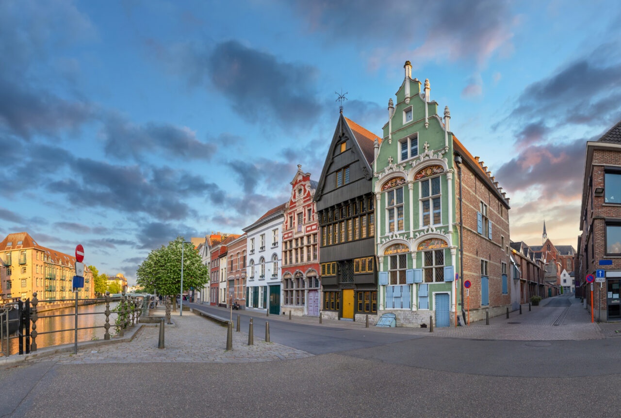 (Foto Mechelen: iStock/bbferrari)