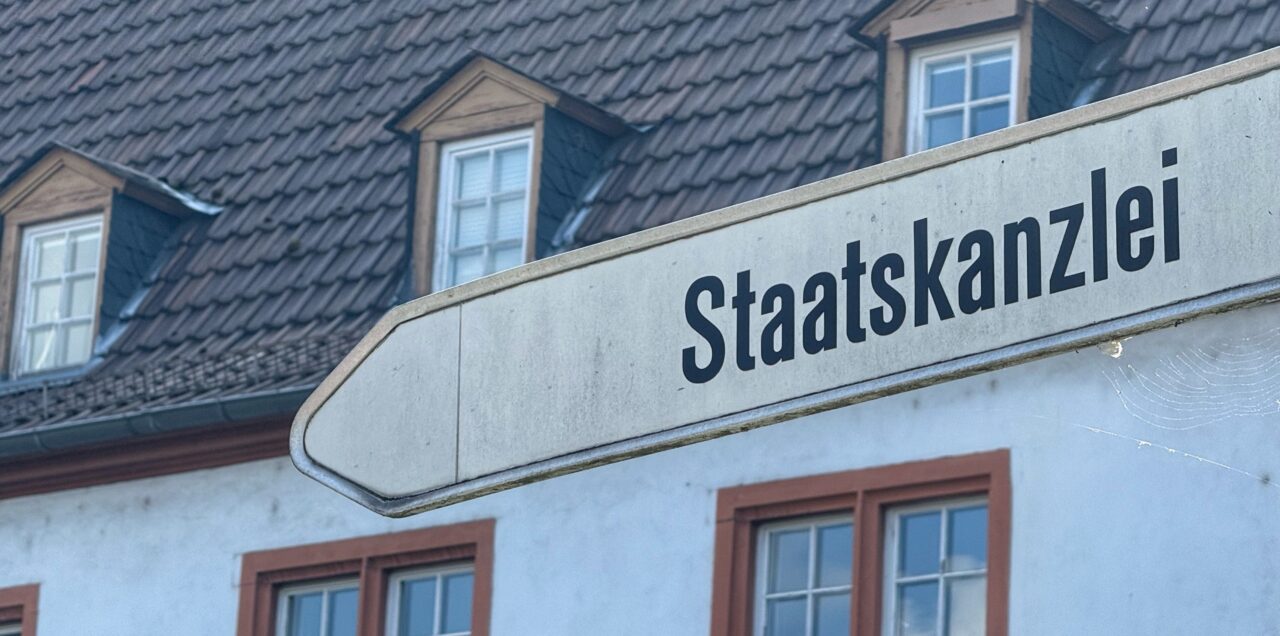 Schild Staatskanzlei